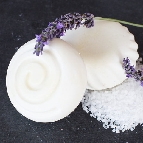 Sole Seife von Wolkenlos Kosmetik auf Schieferplatte mit Lavendelblüten