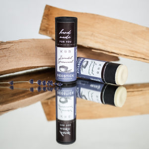 Deostick Lavendel Geranienöl von Wolkenlos Kosmetik in plastikfreier Papertube vor Zirbenholz