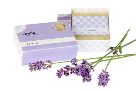 Pflanzenölseife Lavendel mit bunter Schachtel und Lavendelblüten