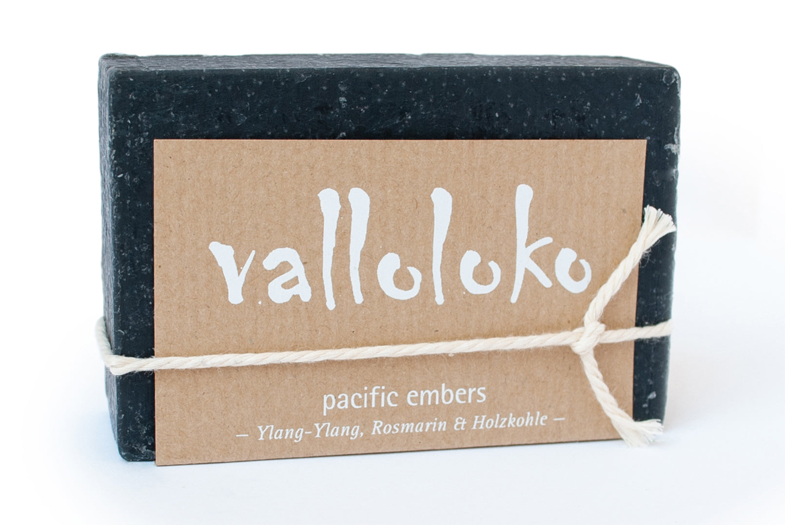 Schwarze Pacific Embers Seife mit Ylang Ylang und Aktivkohle plastikfrei verpackt